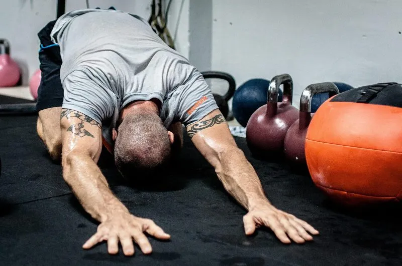 Koszulki męskie – jak wybrać idealną koszulkę sportową na trening?