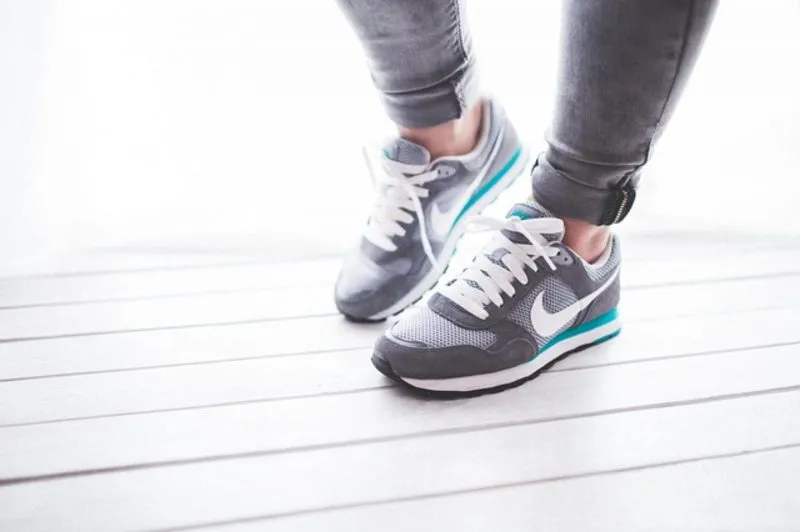 Jakie buty sportowe pasują do codziennych stylizacji?